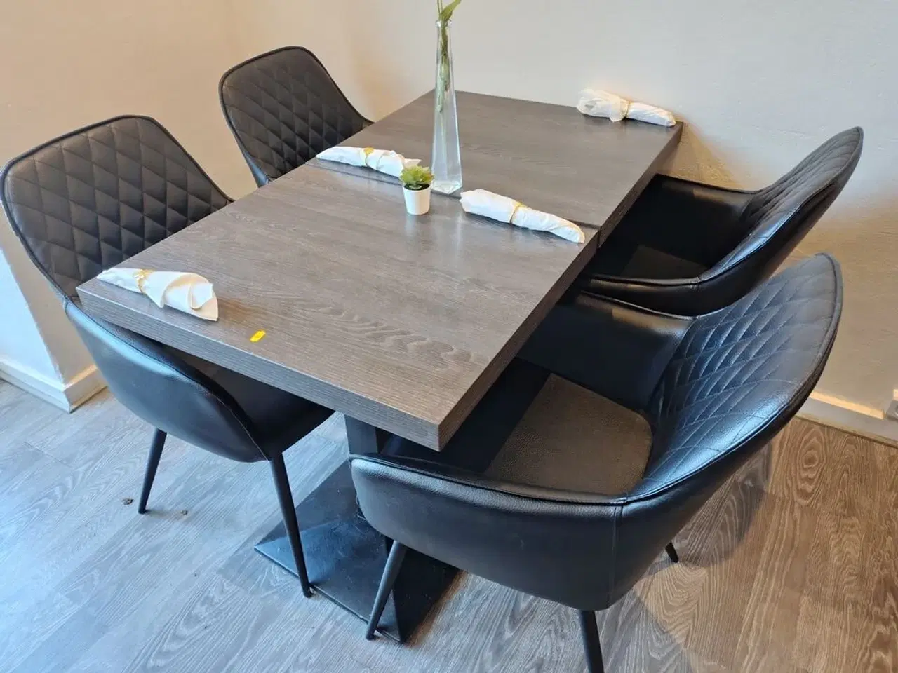 Billede 3 - To caféborde med fire stole