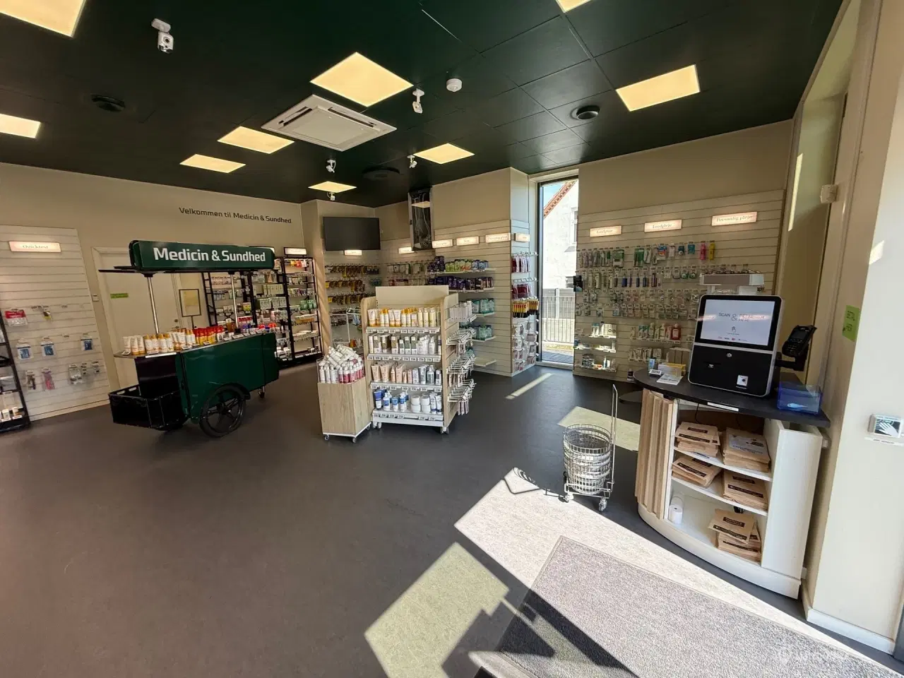 Billede 2 - Central beliggende butik Farum Hovedgade 48A