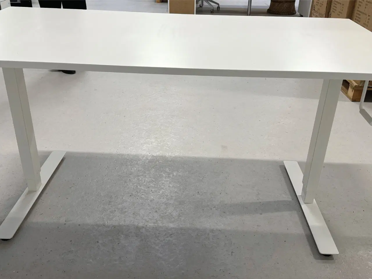 Billede 1 - TROTTEN Skrivebord hæve/sænke, hvid fra IKEA