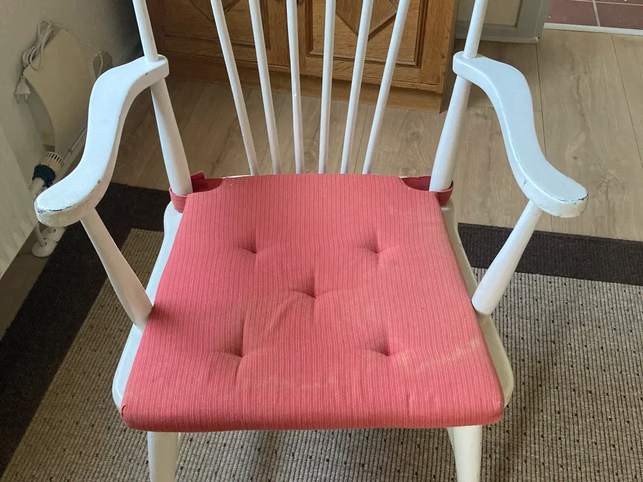 Billede 16 - Hvid træstol med armlæn