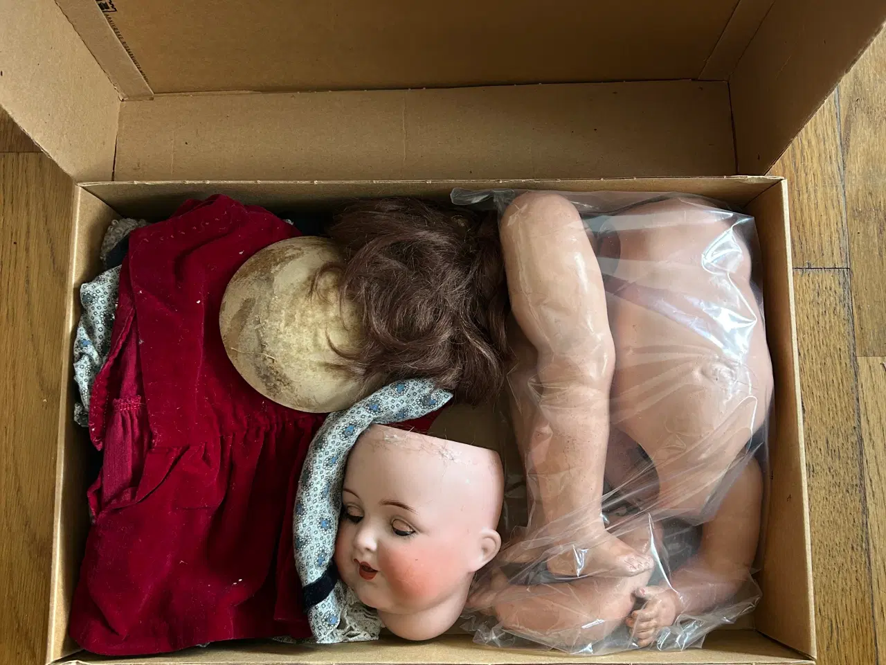 Billede 2 - porcelænsdukke med tøj