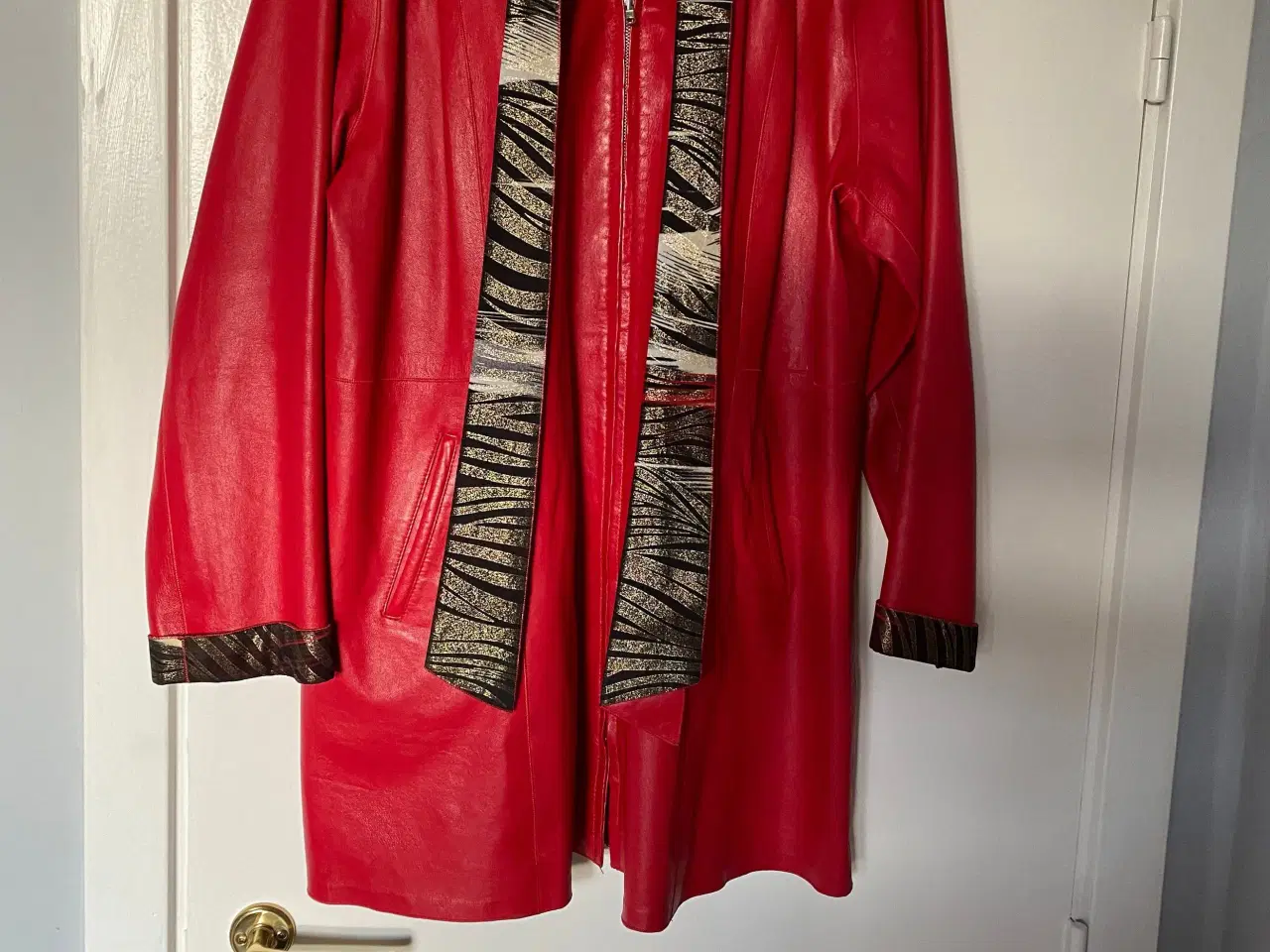 Billede 2 - Rød halvlang skindfrakke.