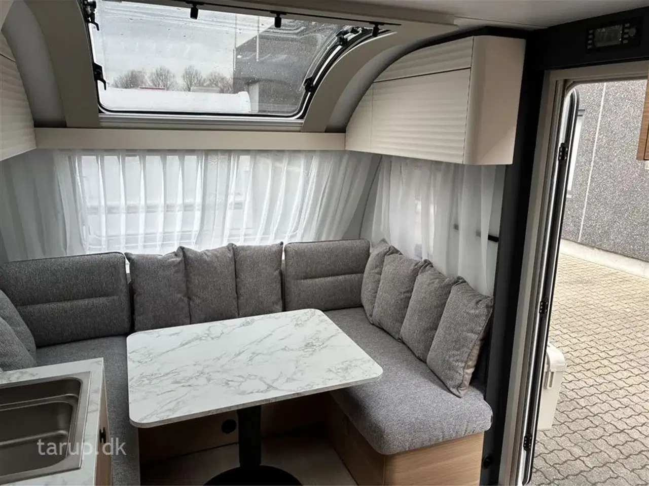 Billede 7 - 2026 - Adria Adora 522 UP   Dobbeltsengsvogn, rundsiddegruppe, el-gulv-varme, stort 142L KOMPRESSOR køleskab, TV-holder, stabilisator, Adria Smartbox, glasfibertag