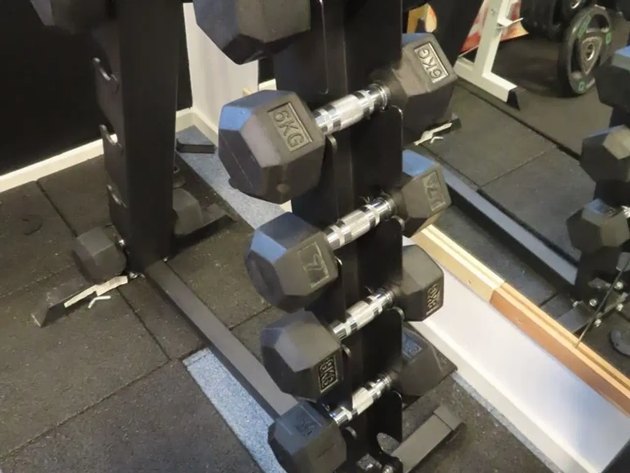 Billede 4 - Parti håndvægte, inkl. Reol til opmaksinering