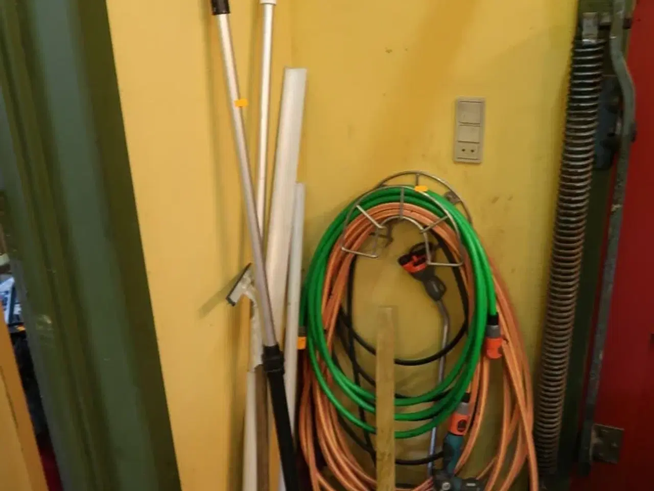 Billede 1 - Koste, vandslange m.m.