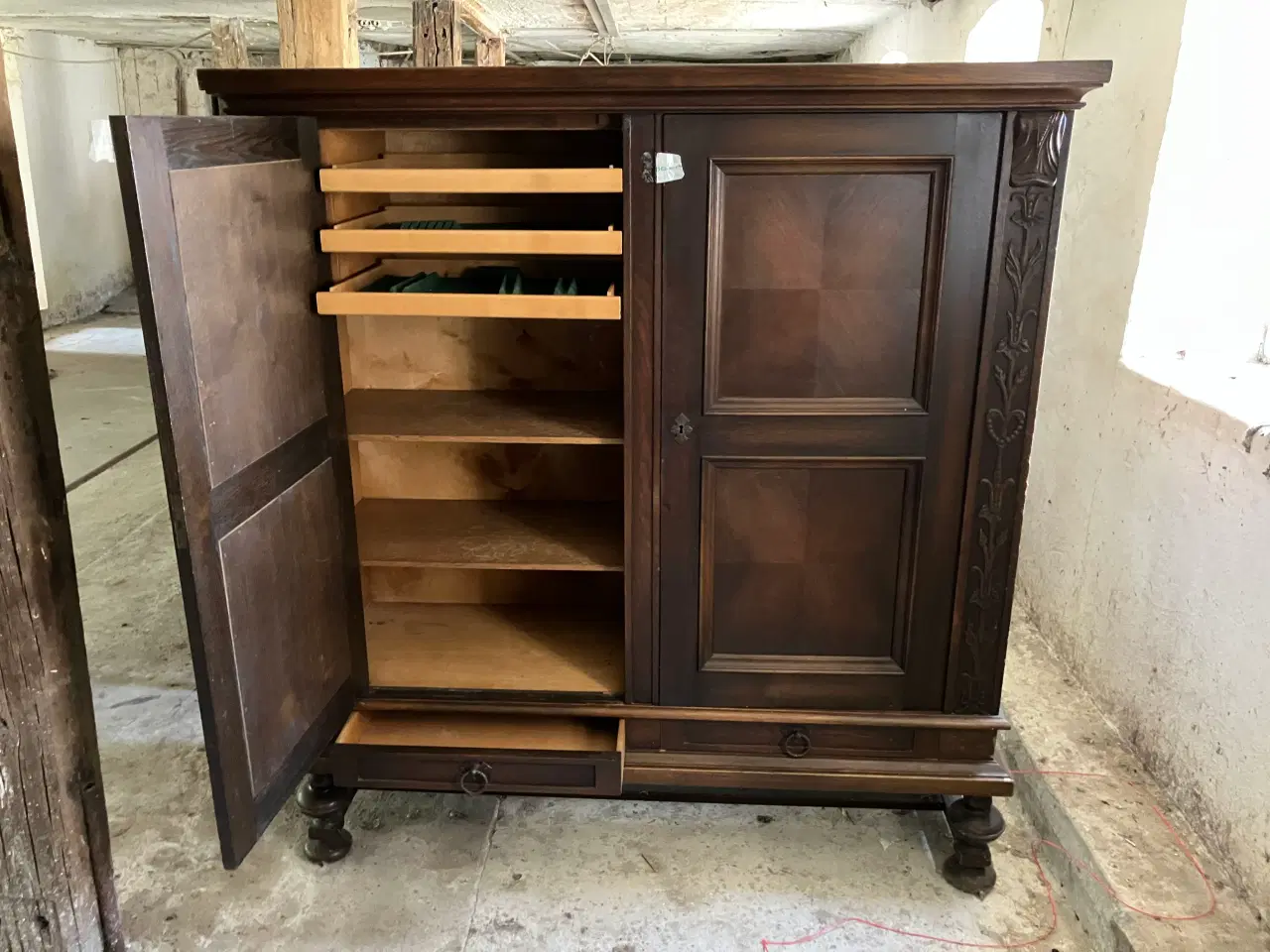 Billede 2 - Dækketøjsskab