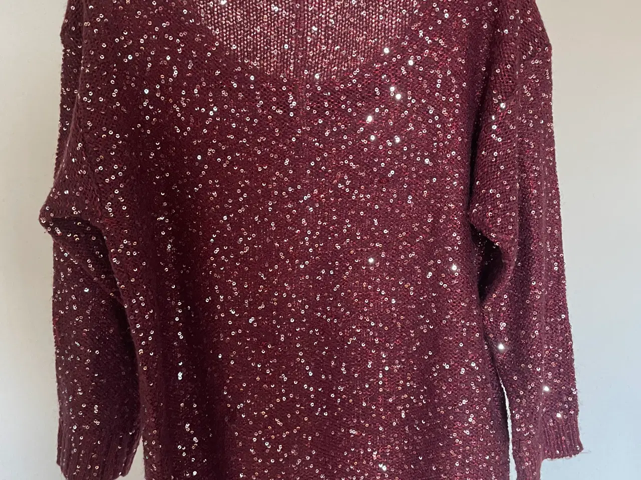 Billede 3 - Vero Moda strikbluse m. rund hals og sølvpalietter