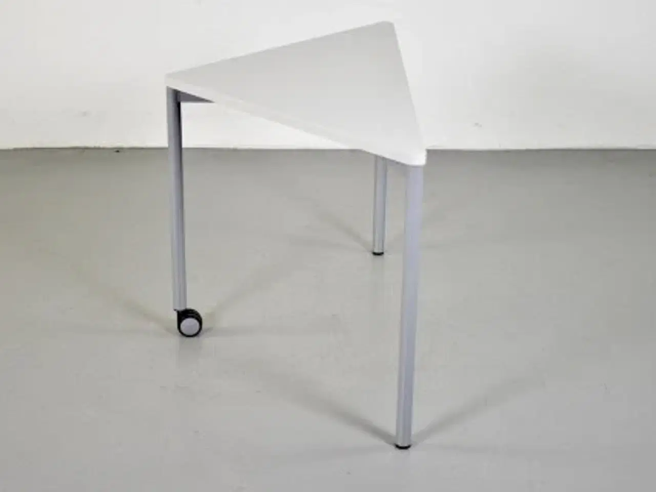 Billede 4 - Hjørnebord med lysegrå laminat og et hjul