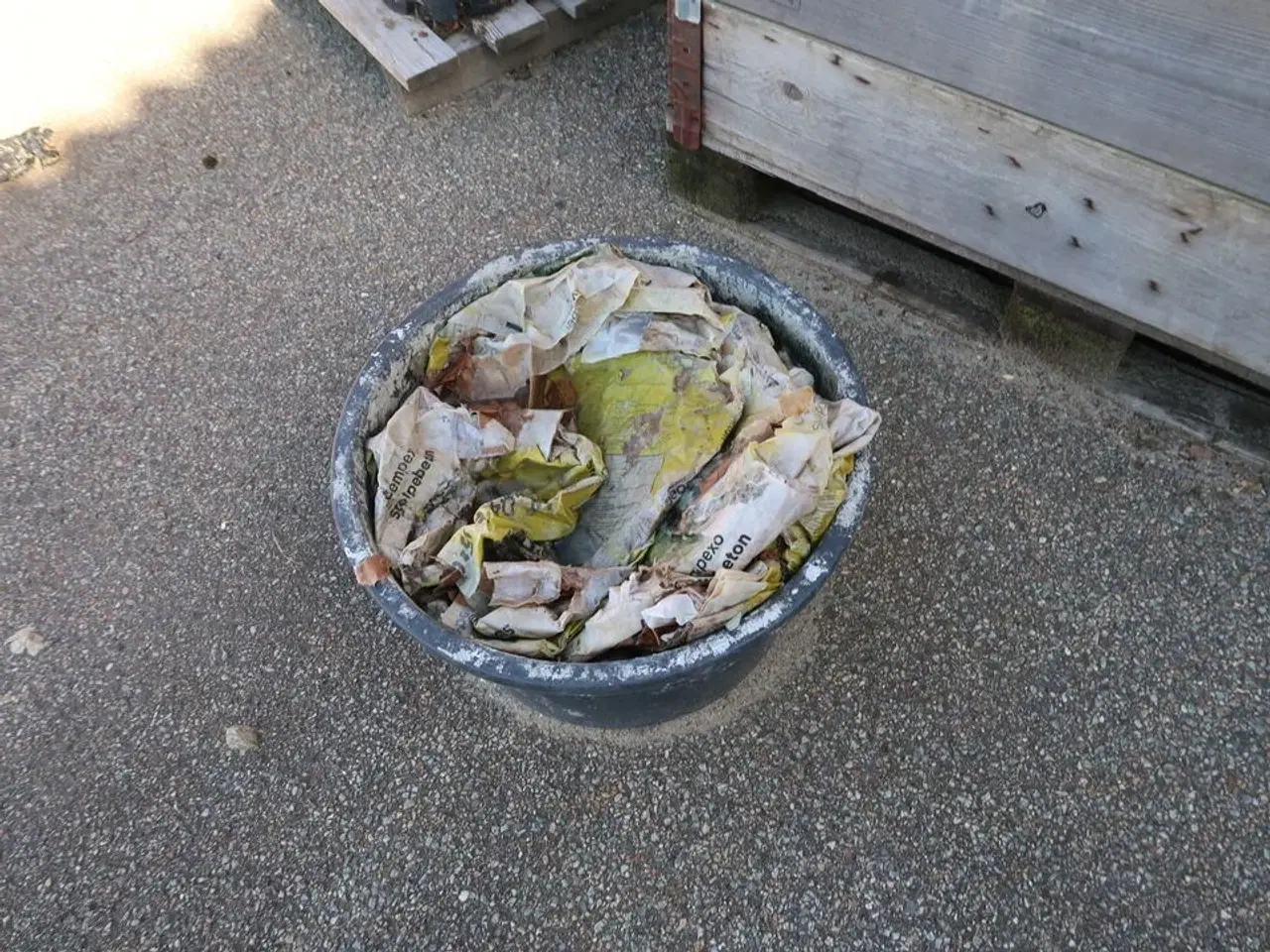 Billede 2 - 2 stk. paller med div. Dunke samt planter