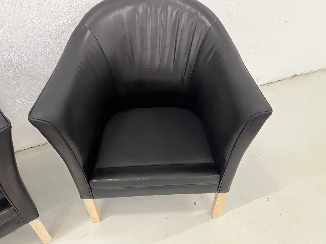 Billede 10 - 2 Mogens Hansen MH80 stole i sort premium læder.
