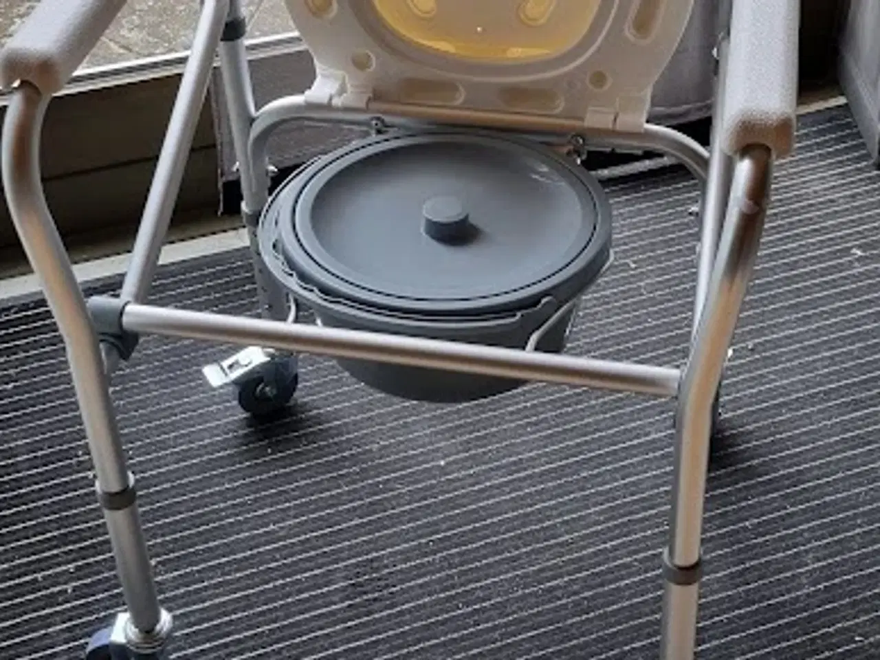 Billede 2 - Toiletstol med hjul, aldrig brugt 