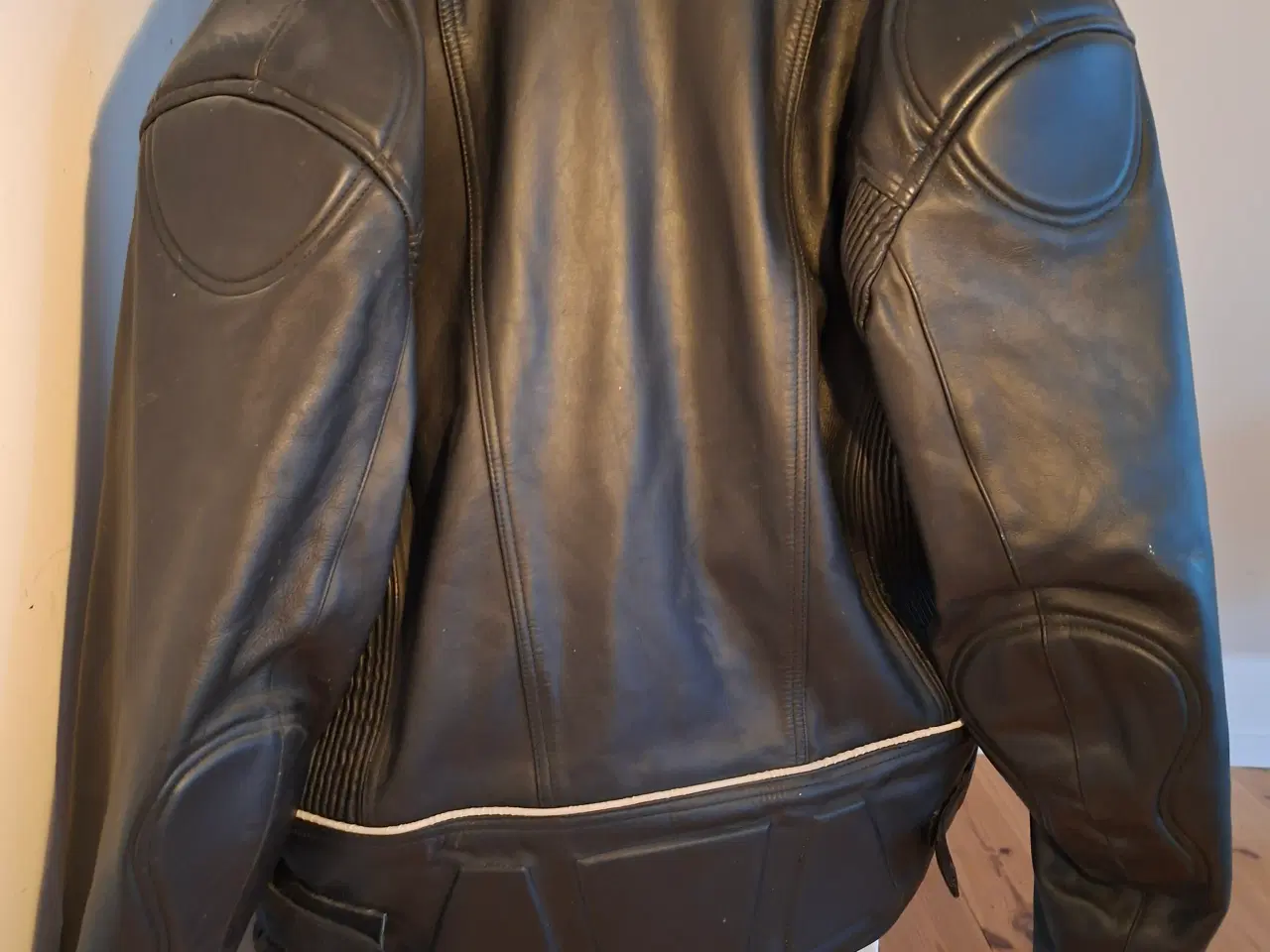 Billede 2 - Kraftig MC jakke - str. 60