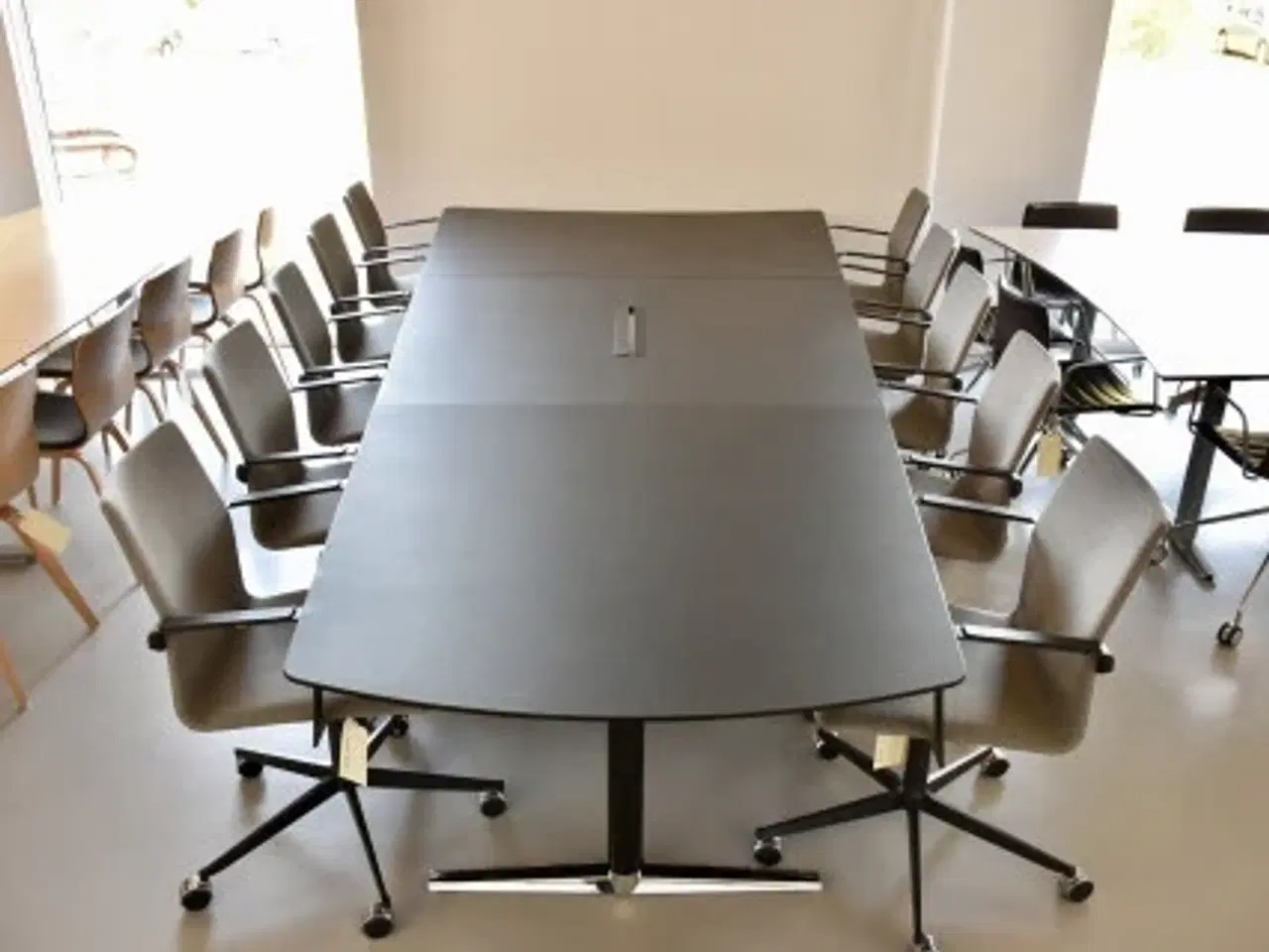 Billede 7 - Kegleformet fumac konferencebord med sort linoleum