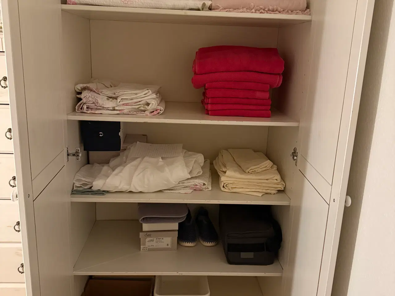 Billede 3 - Fint hvidt karlekammerskab med hylder