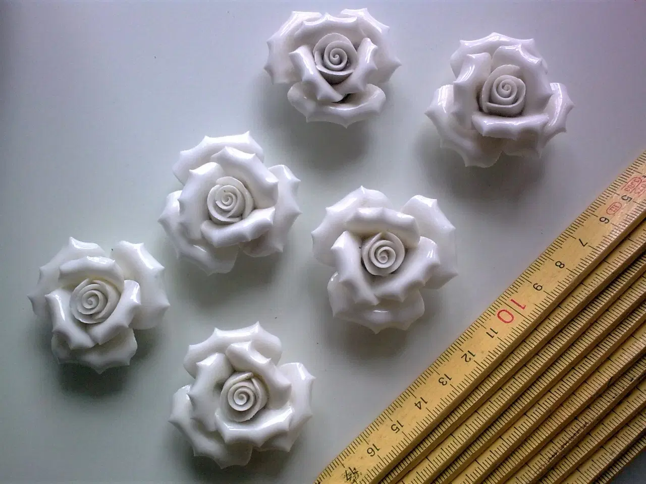 Billede 10 - Håndlavet porcelæn rose lysholder + 6 hvide roser