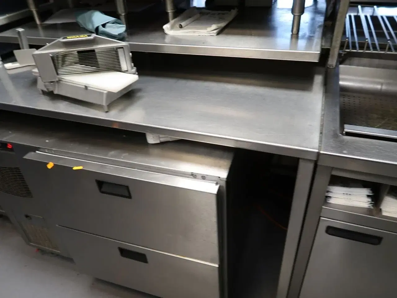 Billede 2 - Rustfri stålbord med indhold og varmeskuffe HATCO Drawer Warmer