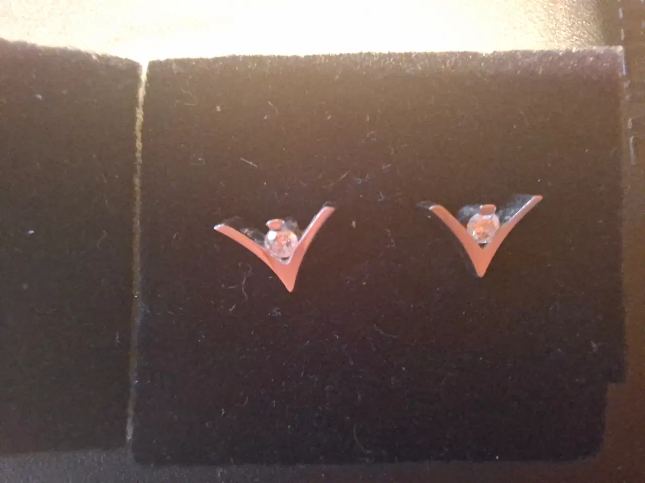 Billede 4 - 2 Par guld + hvidguld ørestikker med diamant