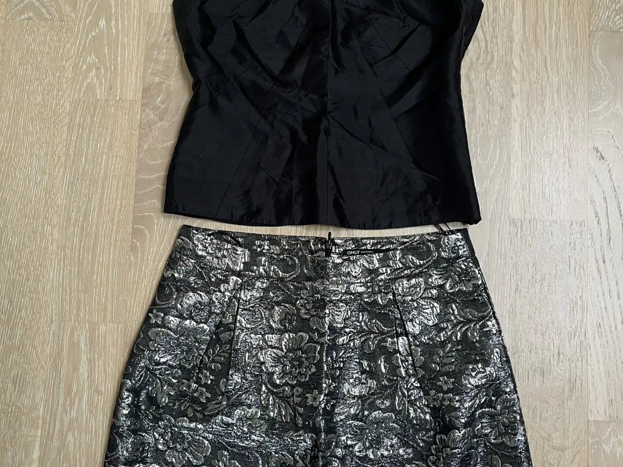 Billede 4 - SILKE TOP fra Creton,- flotte detaljer i ryggen