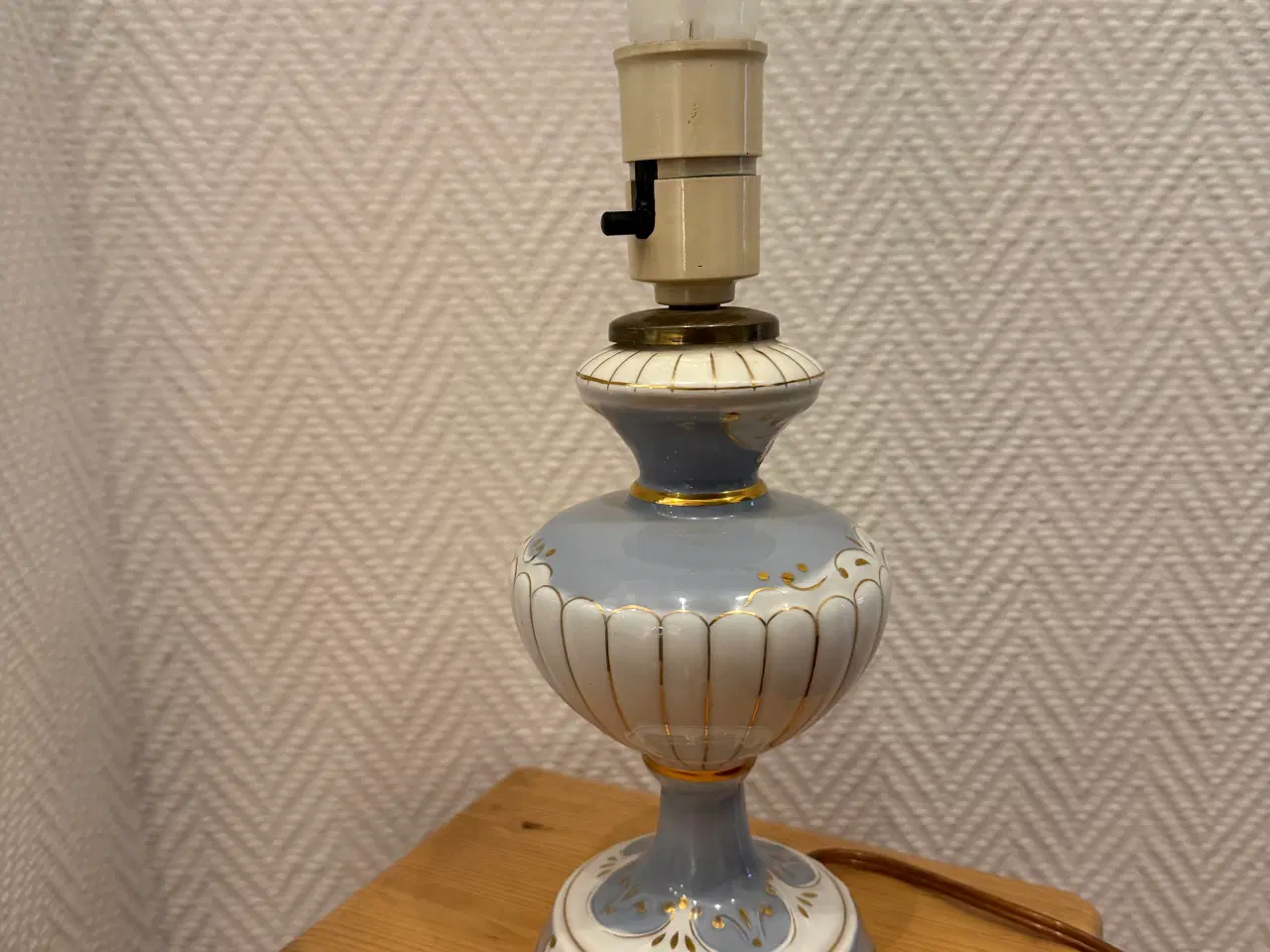 Billede 1 - Pæn lyseblå og hvid med guld aftegninger 