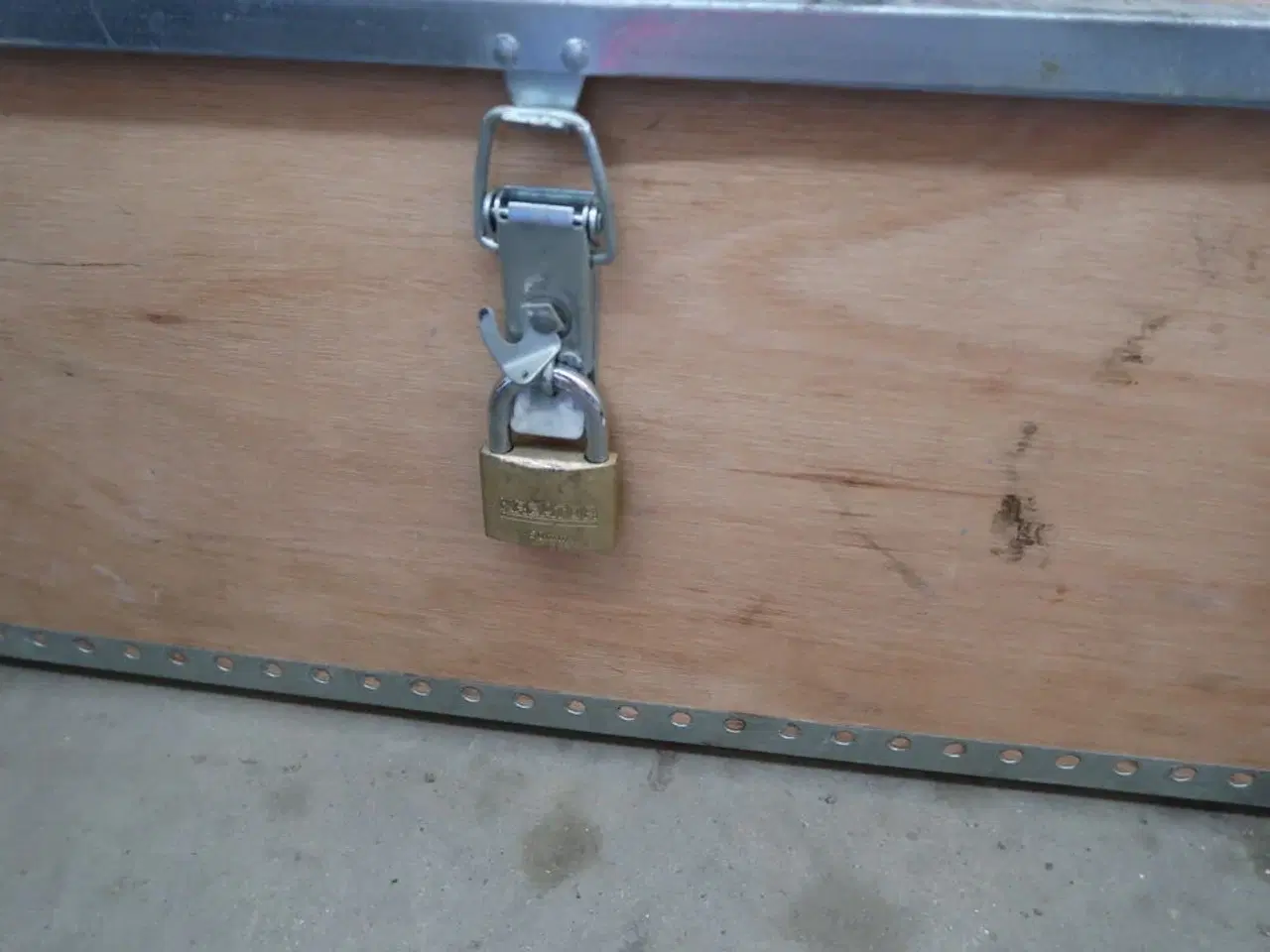 Billede 2 - Opbevaringskasse med indhold