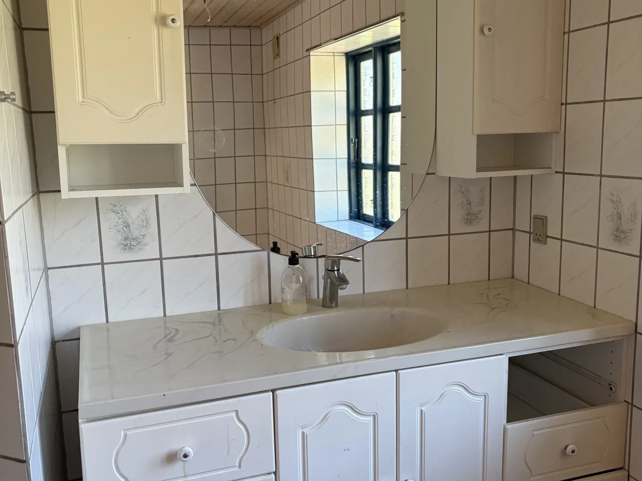 Billede 1 - Hvidt badeværelsesmøbel med vask og spejlskab