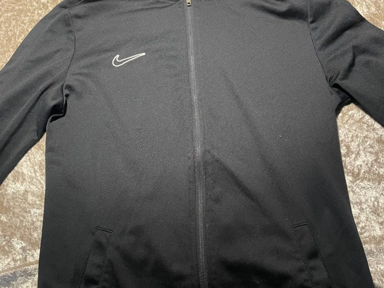 Billede 1 - Nike træningstøj 2 sæt, nyt. Alt er str M. Byd👍