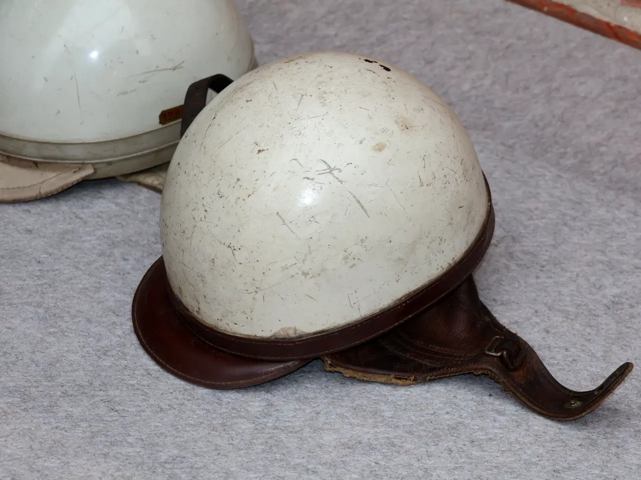 Billede 2 - 2 Stk Gl Styrthjelme + handsker.