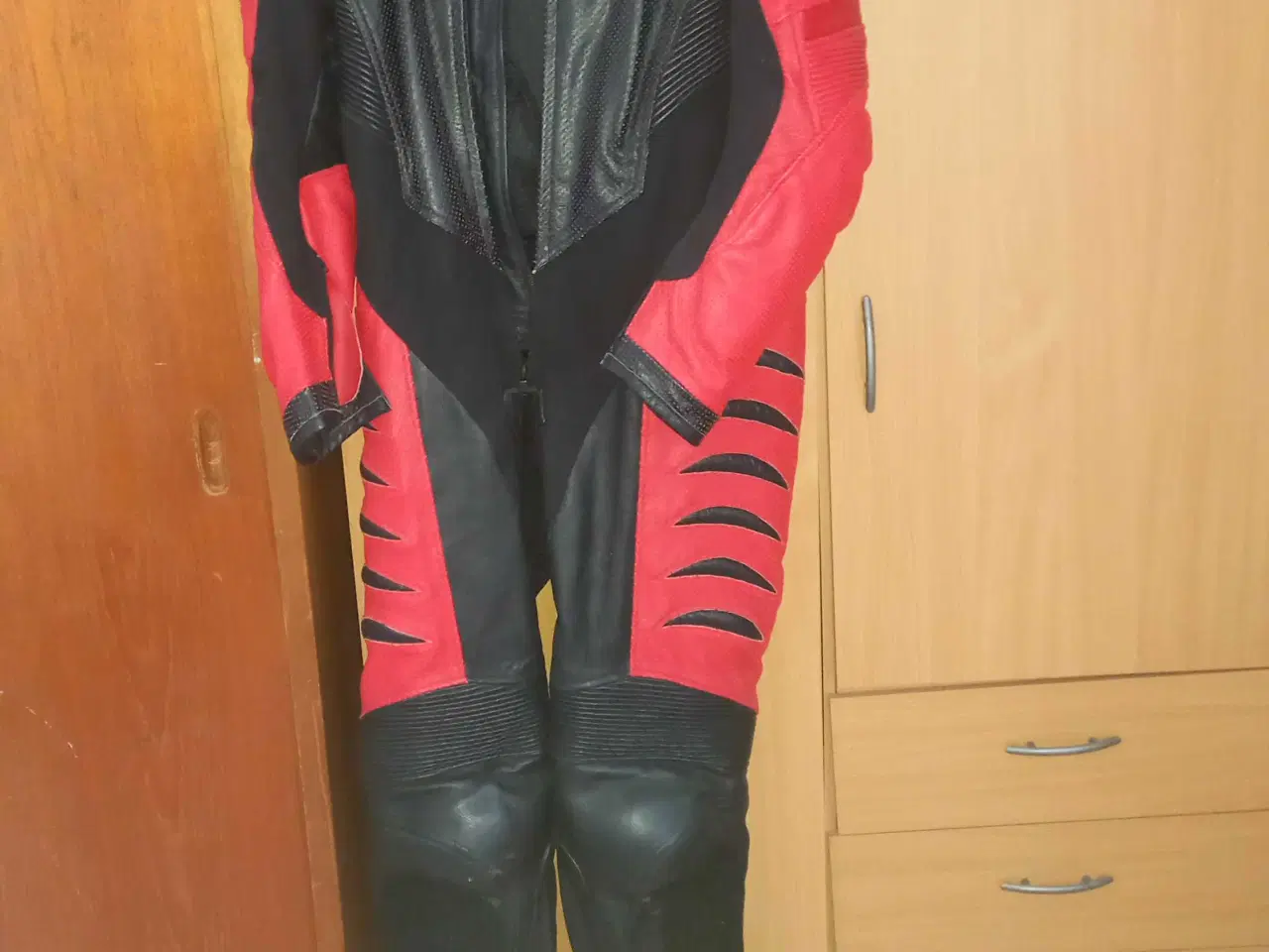 Billede 4 - Heldragt i læder str m,samt jakke i læder str 54