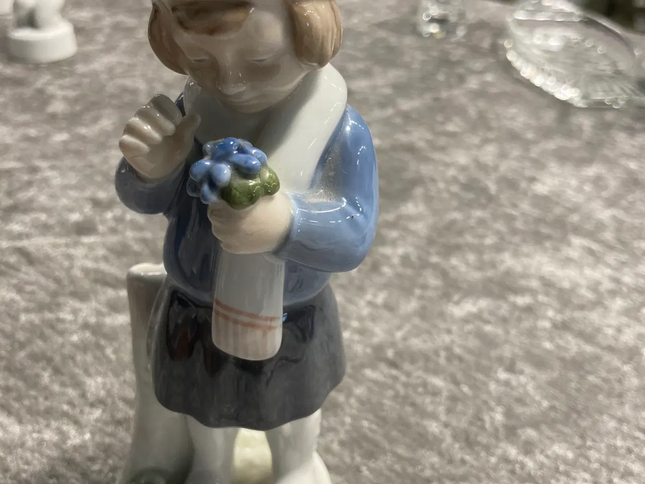 Billede 1 - Pige med forårsblomster