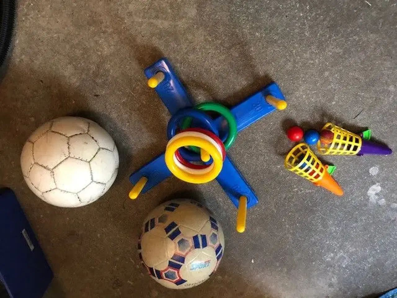 Billede 1 - Legetøj til stranden eller haven. Den hvide fodbol