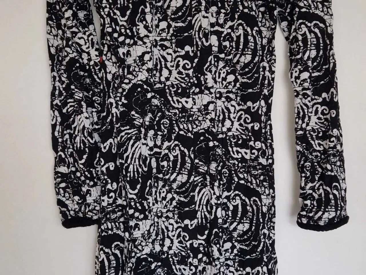 Billede 2 - Sort hvid mønsteret kjole