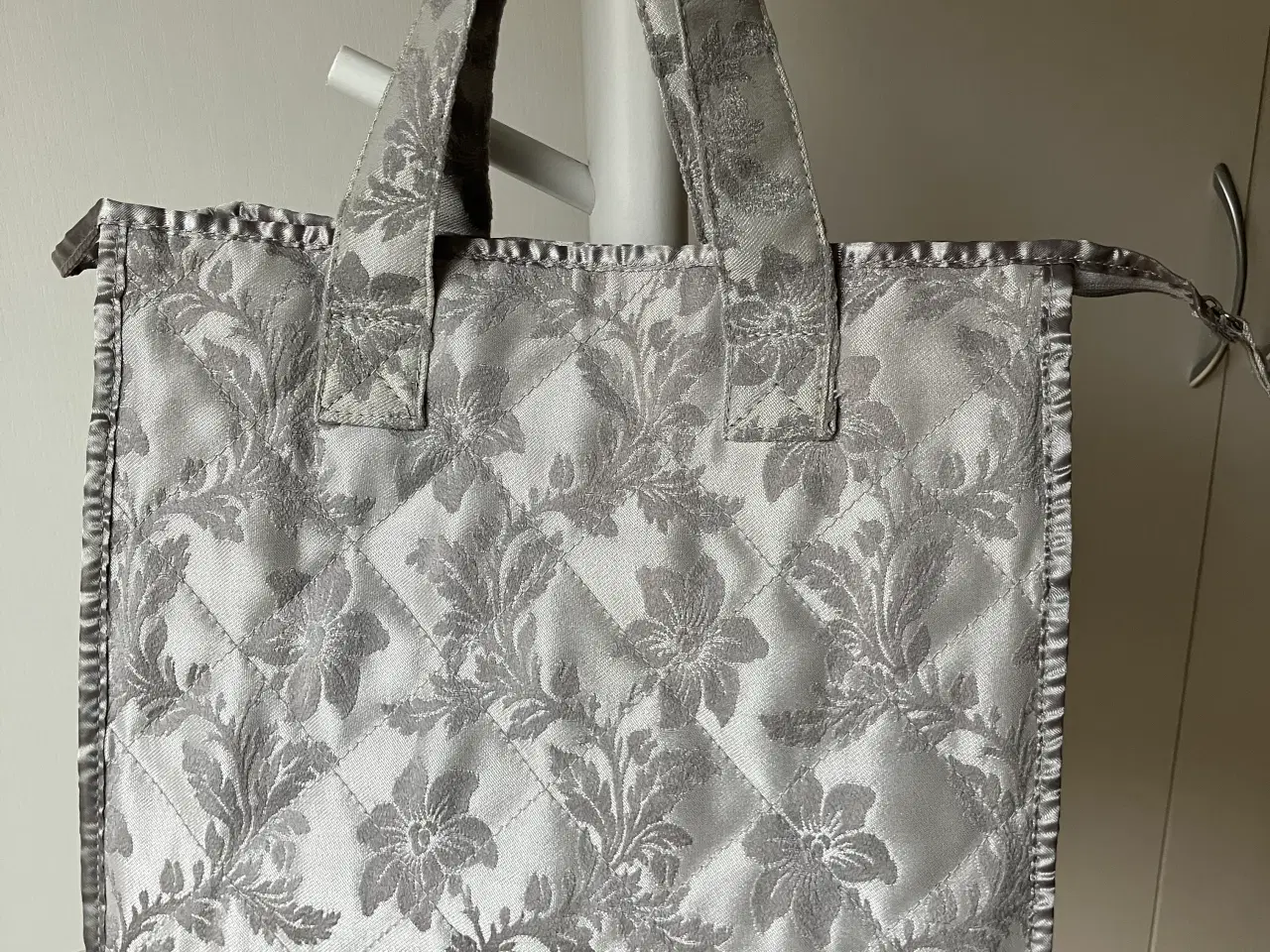 Billede 1 - Toilettaske i fin sølvgrå quilt, lynlås øverst 