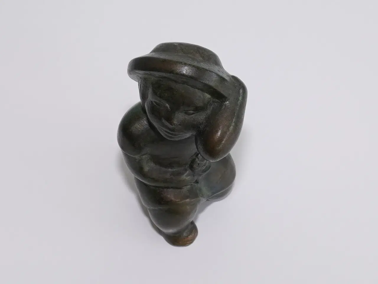 Billede 4 - Ældre pige figur med hat i massiv patineret bronze