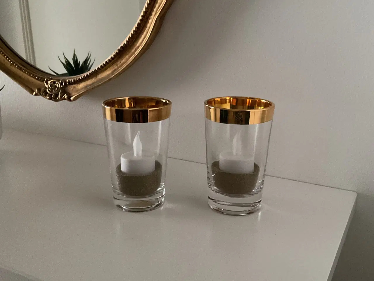 Billede 4 - 2 fine elegante lysestager med guldkant fra Ilum.