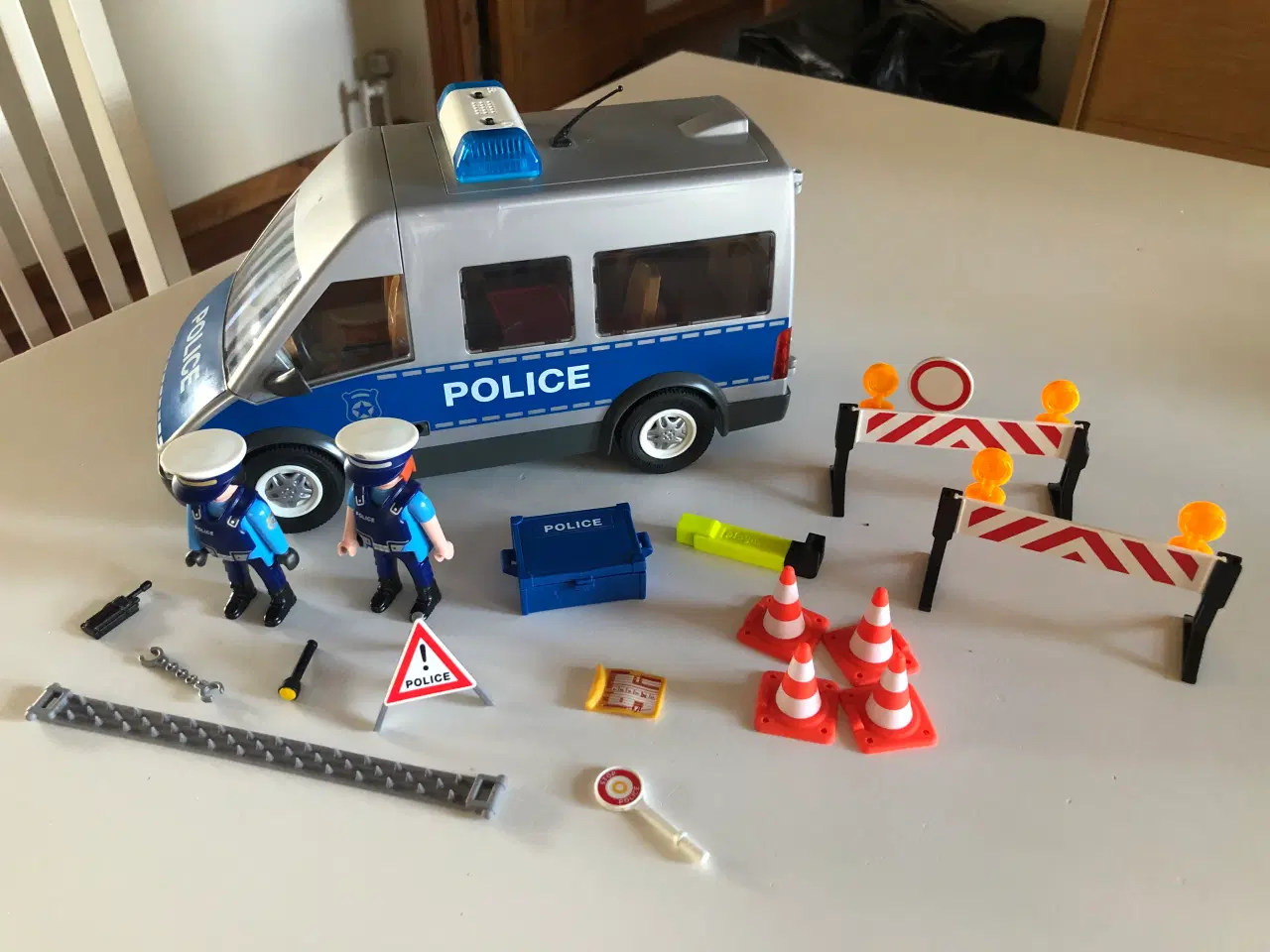 Billede 1 - Playmobil: politibil med lys blink og politimænd