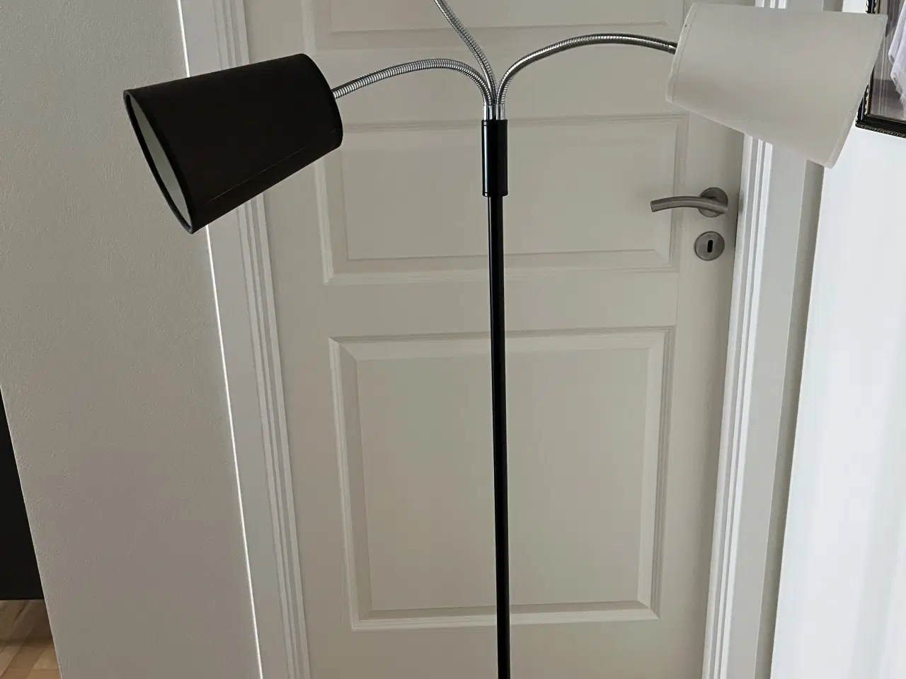 Billede 2 - Gulvlampe Sort Med R-S-H Skærme