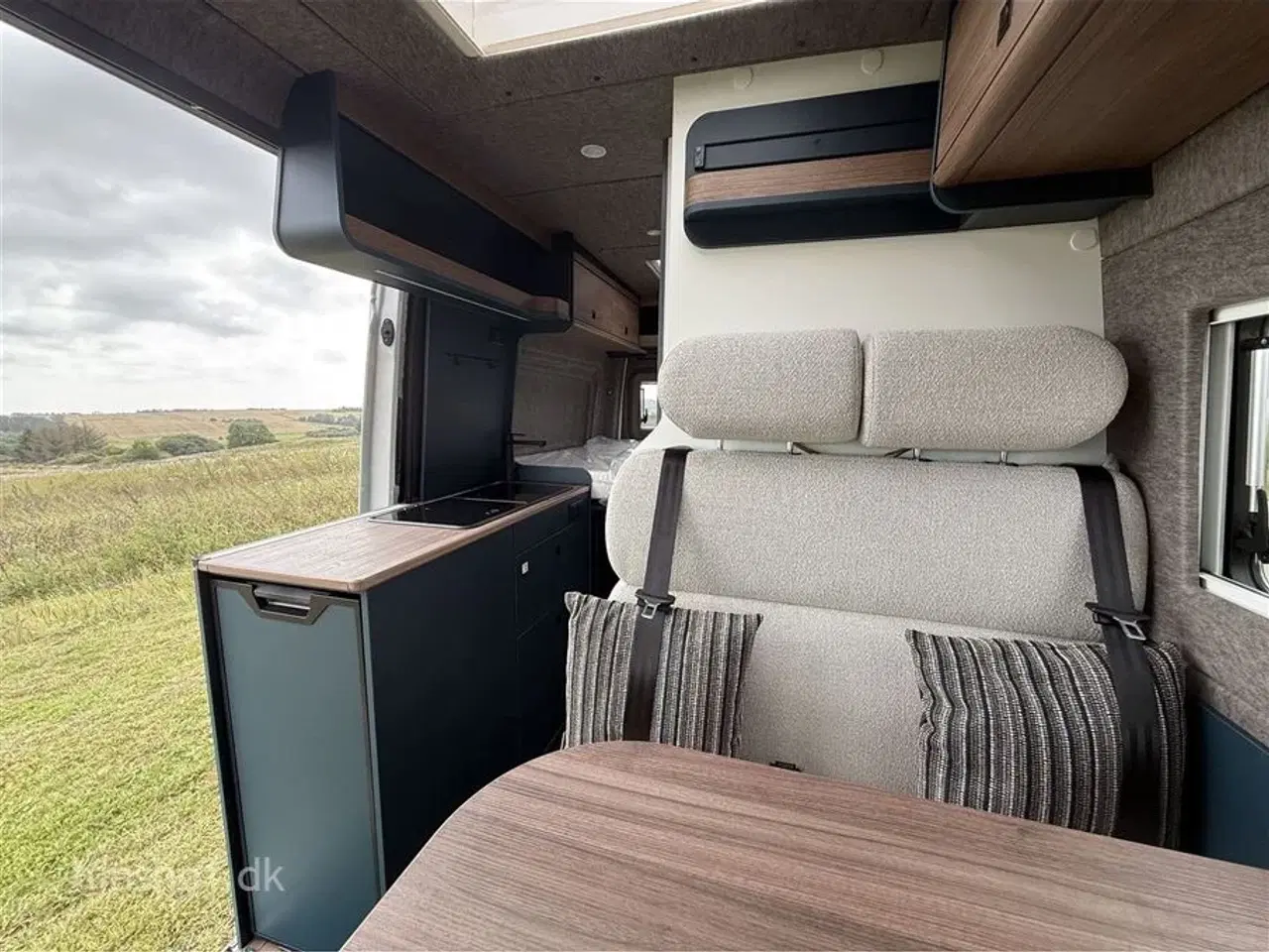 Billede 10 - 2025 - Eriba Car 600 Deep Ocean Blue Aut Eksklusiv Campervan med automatgear og træk fra Hinshøj Caravan.