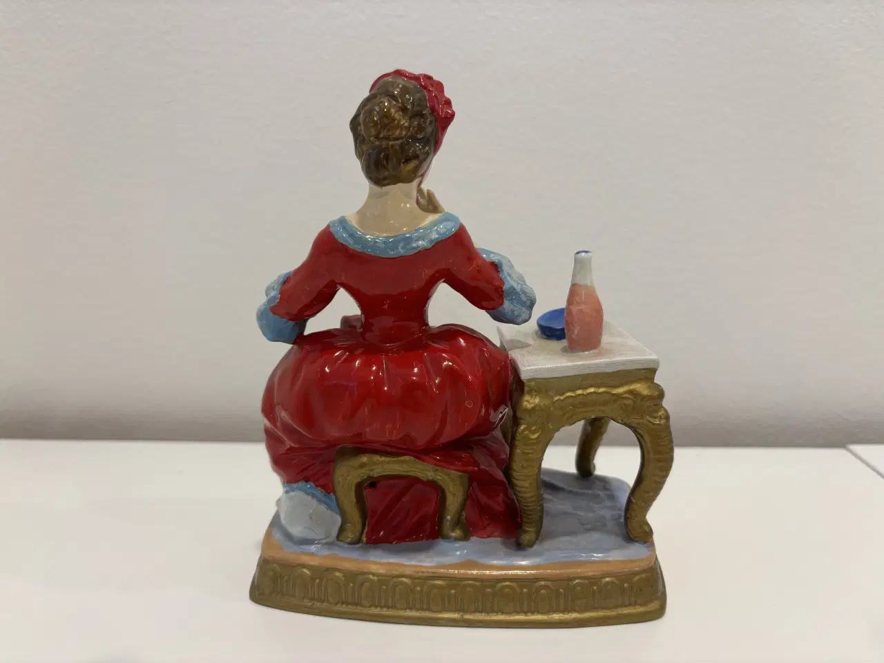 Billede 2 - Porcelænsfigur dame ved bord/toiletbord