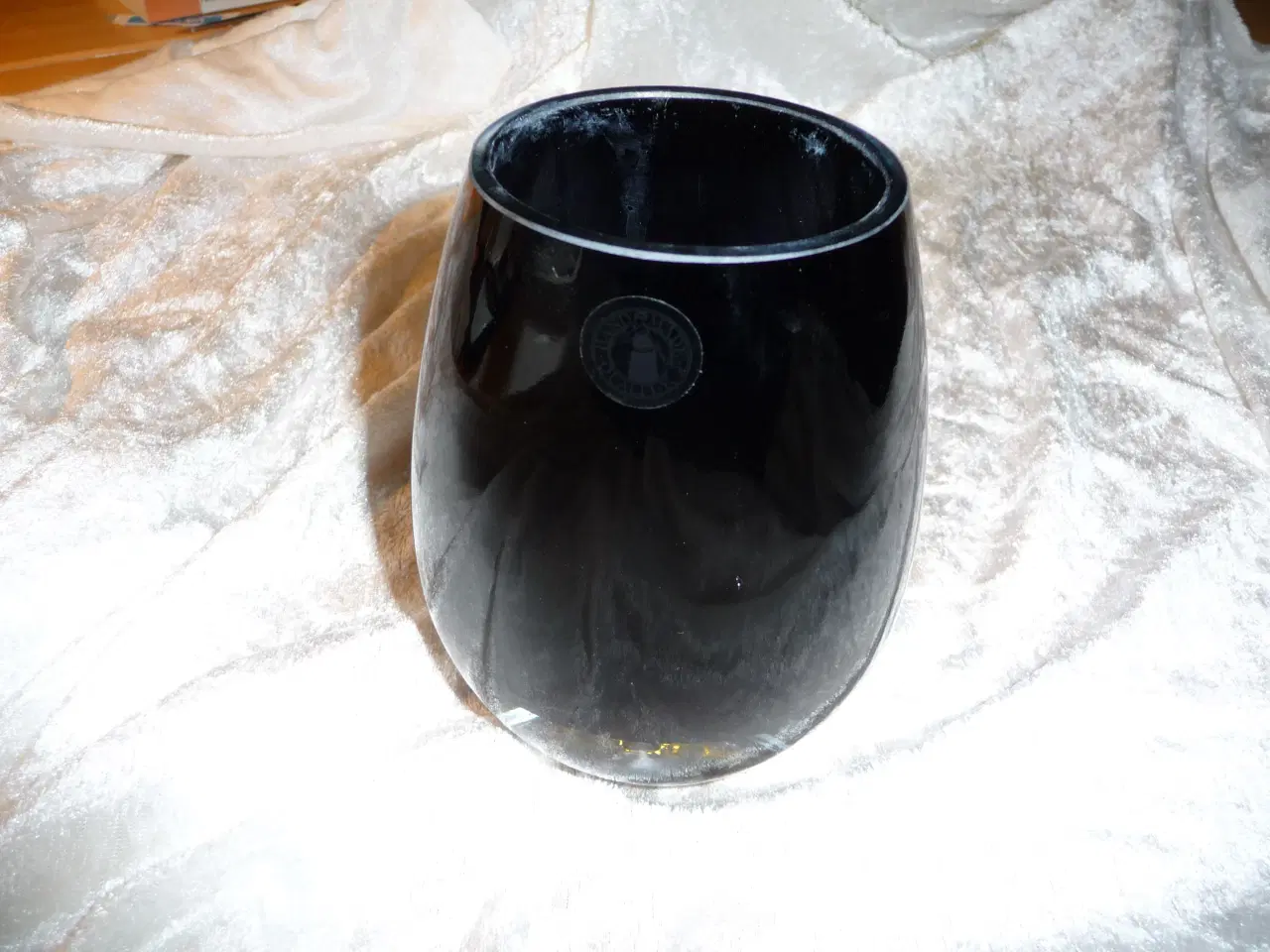 Billede 1 - sort glas vase, den er hånd lavet