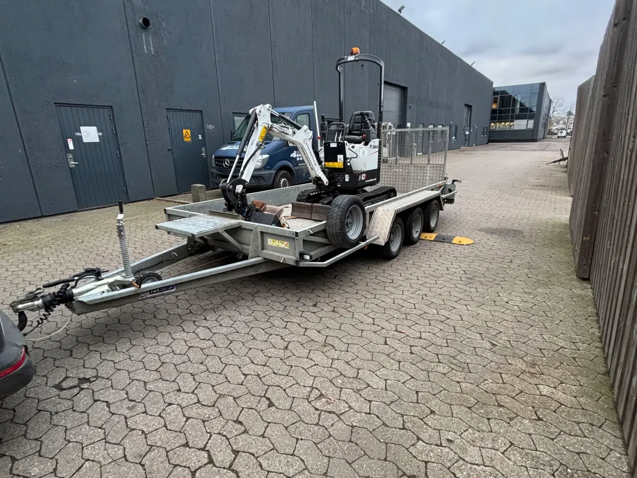 Billede 3 - Minigraver 1 ton med tilt udlejes 