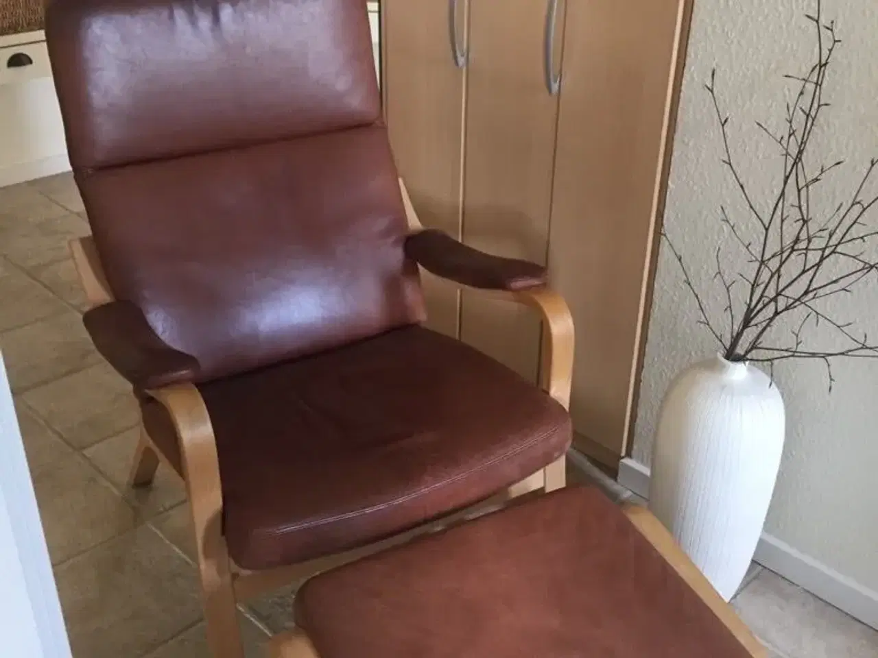 Billede 1 - Brun læderlænestol med skammel