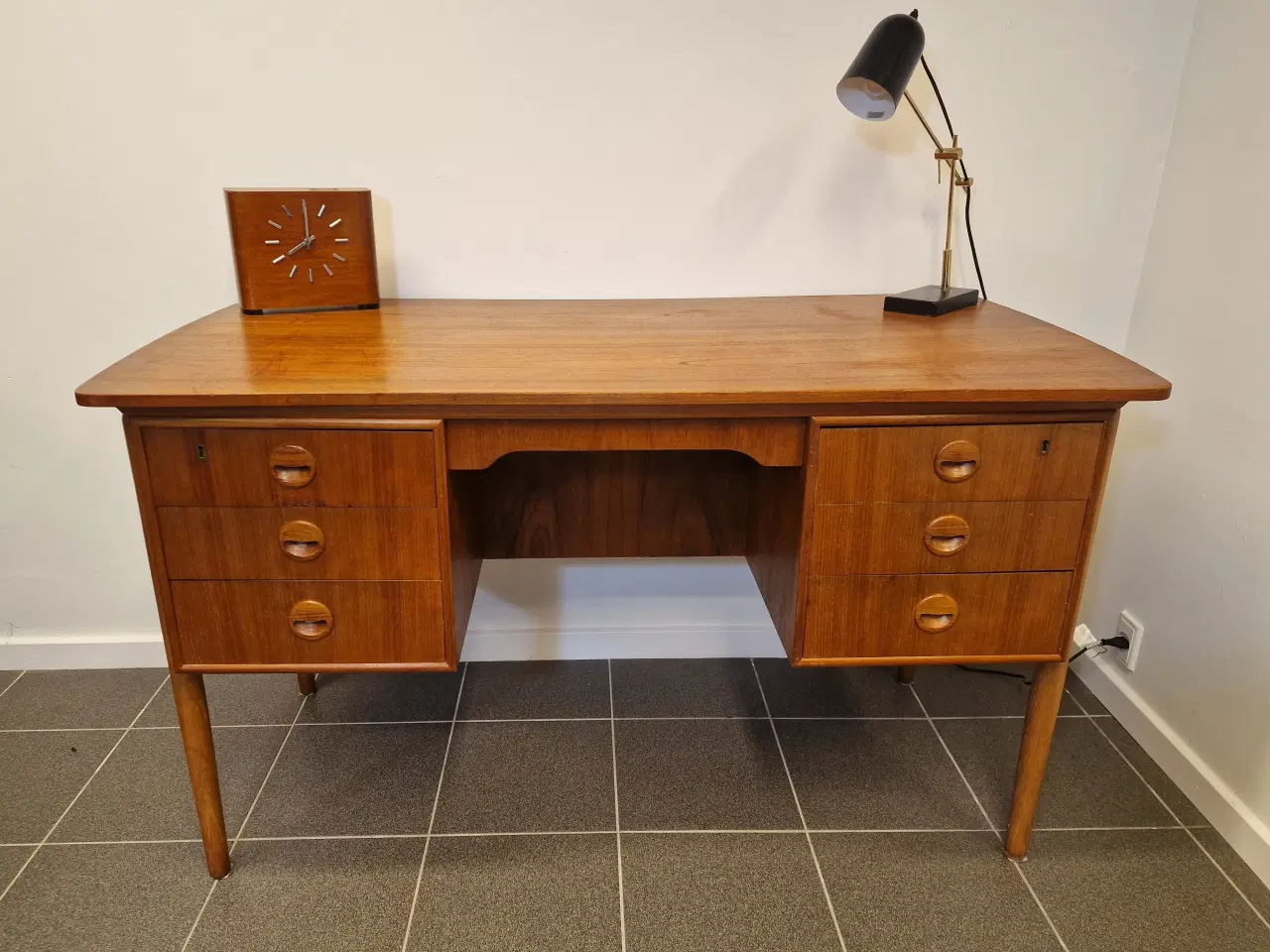 Billede 4 - Stilrent fritstående skrivebord af teak finer.