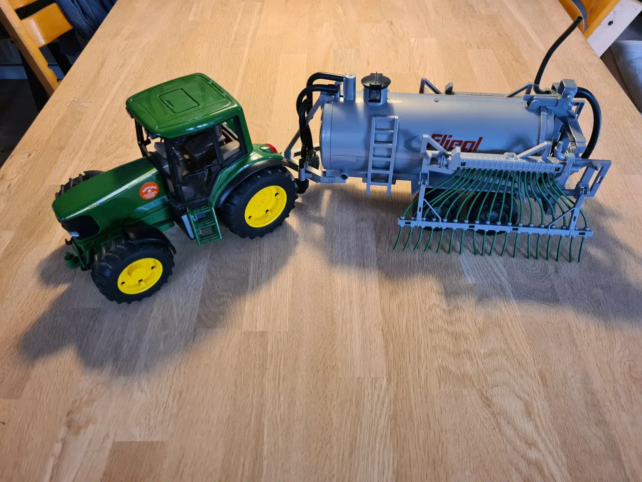 Billede 3 - Traktor med gyllespreder
