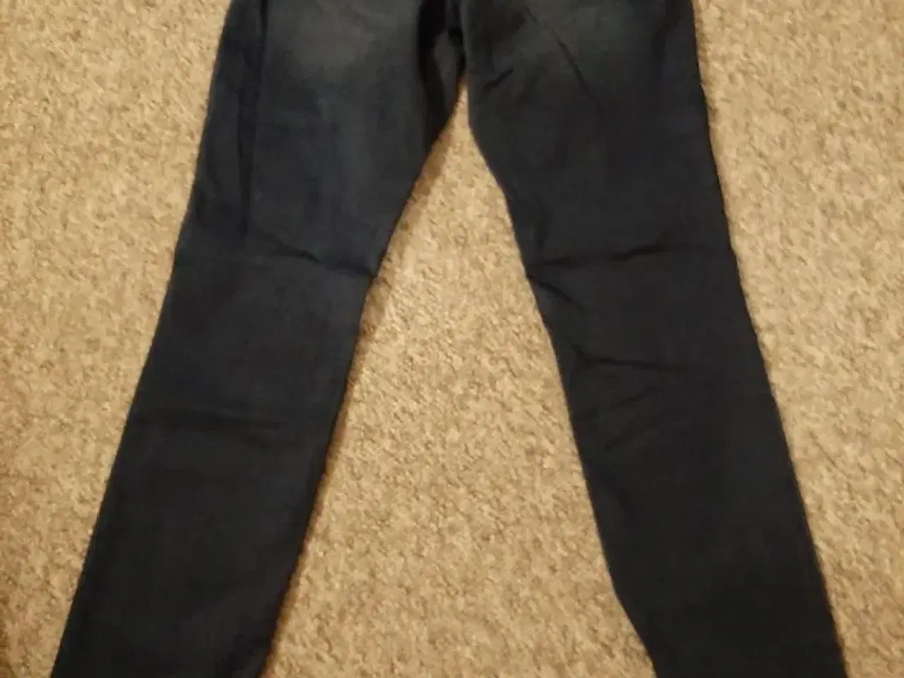 Billede 2 - Jeans med stræk i.