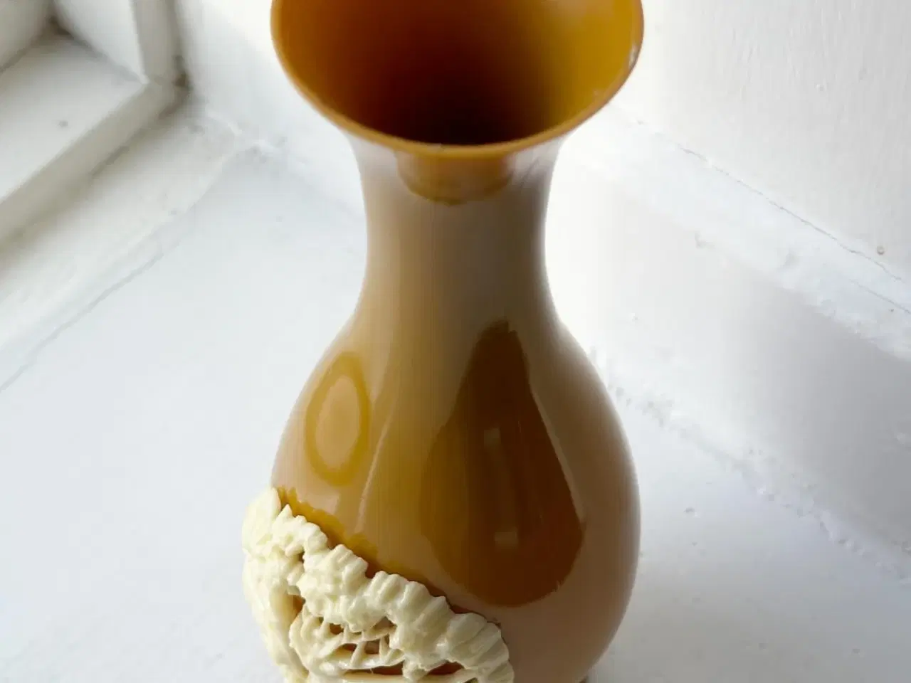 Billede 7 - Vase, sennepsgul plast m plastrelief