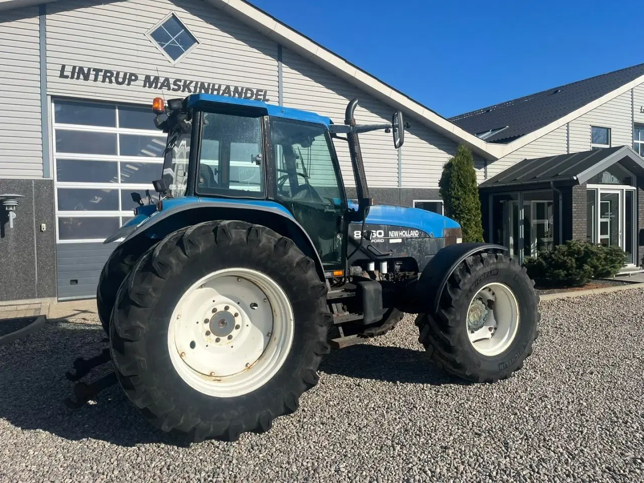 Billede 12 - New Holland 8360 med 4stk fabriksnye dæk til.  Super stærk traktor.