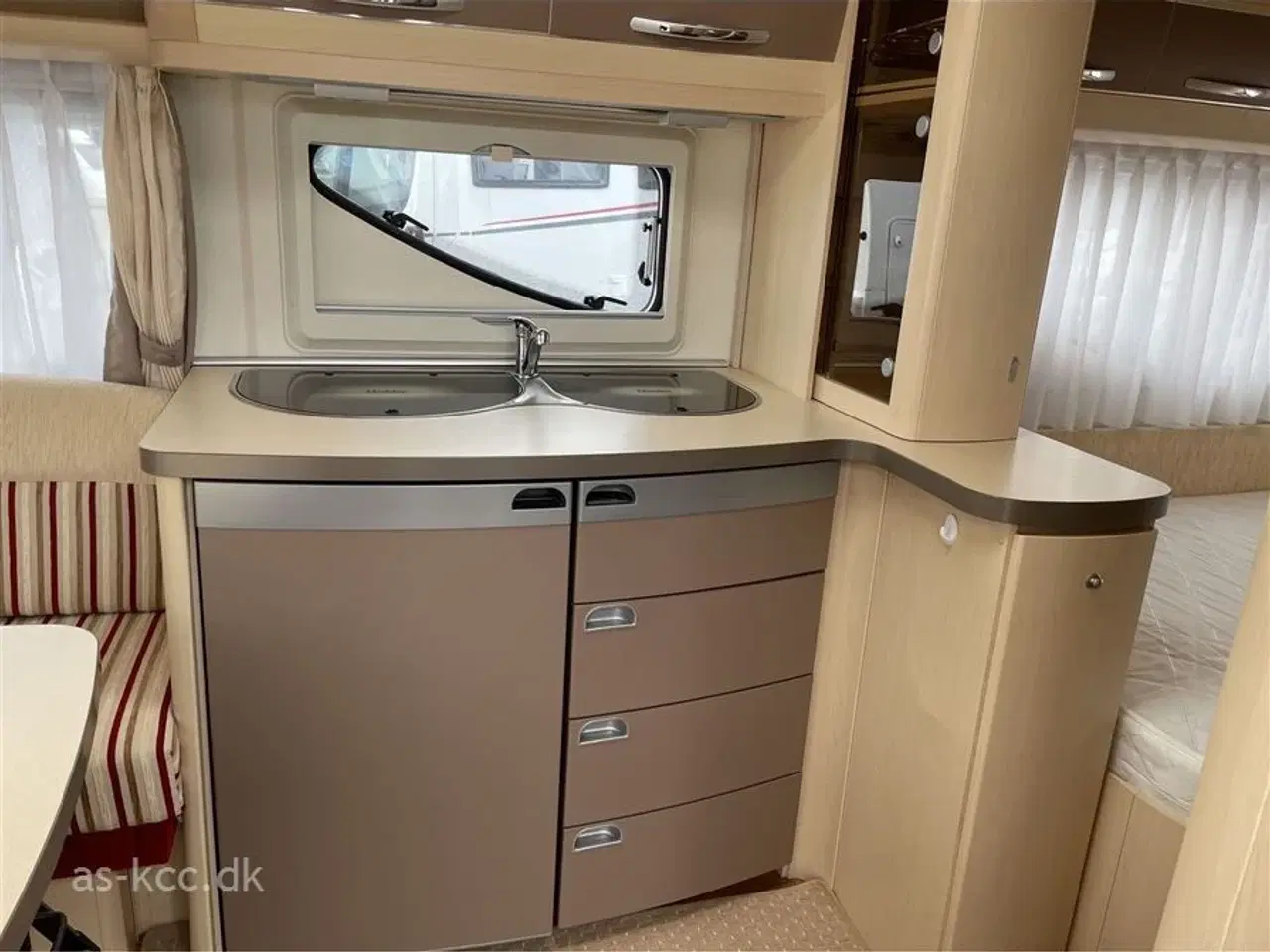 Billede 4 - 2010 - Hobby La Vita Bionda 460 UFe Hobby La Vita Bionda 460 UFE årg. 2010 4 sovepladser, 5 siddepladser. Aircon, Mover, Isabella Capri fortelt.