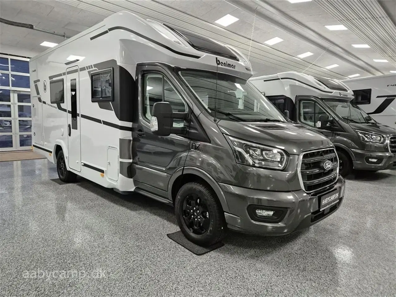 Billede 1 - 2026 - Benimar Tessoro   Nk Pakke. 8 trins Automatgear. 200W solceller. Webasto Dieselfyr. Kompressor køleskab. Køjer bag og sænkeseng Foran.