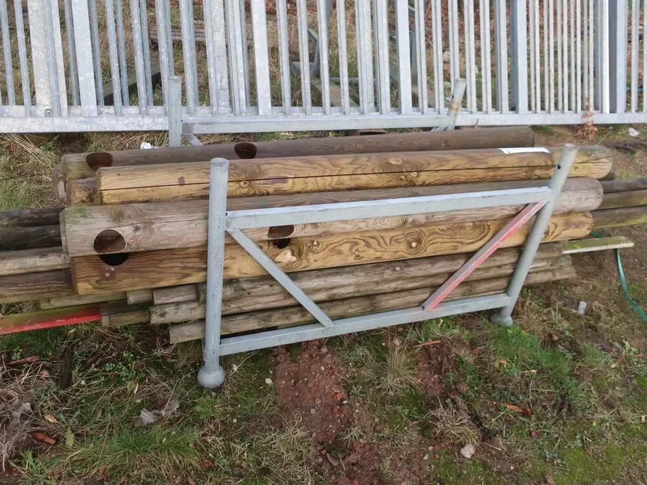 Billede 17 - Div. Barreller med træ, tagplader, stolper m.m.