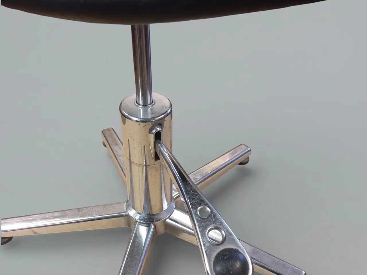 Billede 8 - Frisørstol i industrielt design – højdejusterbar